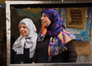 «أم عبده» تبيع الطعمية مع شقيقتها: توأم في الشكل والمهنة