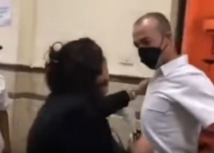 فيديو.. سيدة تعتدي على ضابط في محكمة مصر الجديدة وتنزع "الكتافات"