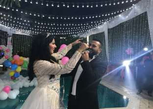 بالفيديو| أحمد سعد يقدم أغنية جديدة لـ سمية الخشاب في حفل زفافهما