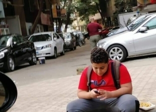 طالب نهارا وبائع متجول مساء.. مصطفى: بساعد نفسي وأهلي