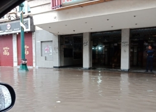 شارع سينما راديو بمحطة الرمل في الإسكندرية يغرق في مياه الأمطار