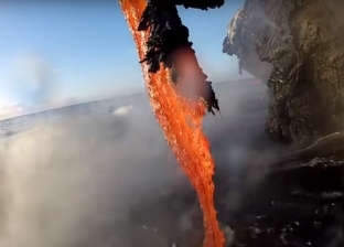 «شلال من جهنم» مصور يلتقط مشاهد حمم بركانية بالمحيط الهادي (فيديو)