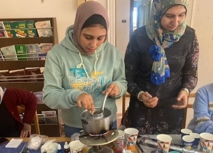 «فرصة لتحقيق الدخل».. ورشة عمل لتدريب الفتيات على صناعة الشموع بكفر الشيخ