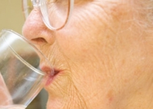 دكتور تغذية: شرب المياه وممارسة الرياضة.. عادات مهمة لكبار السن