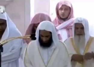 فيديو.. خطيب المسجد النبوي يبكي خلال صلاة الجمعة بسبب فيروس كورونا