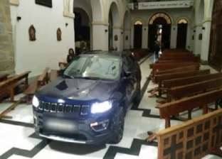 فيديو.. بسبب الشيطان.. رجل يقتحم بسيارته كنيسة إسبانية