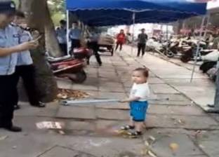 بالفيديو| "ساموراي" صغير يدافع عن أمه بشراسة في الشارع