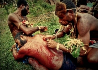 بالصور| للحفاظ على التقاليد.. رجال يتحولون إلى "تماسيح" في غينيا
