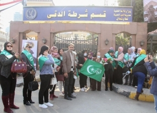 عضوات بـ«الوفد» يقدمن الورود لرجال الشرطة: عيدهم لكل المصريين