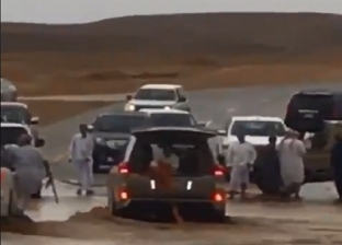 بالفيديو| أمير سعودي ينقذ مواطنا جرفته السيول