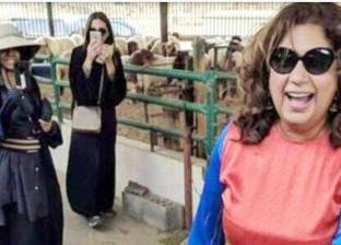بالفيديو| قنصل أمريكي تشتري خروف العيد وتهنئ المسلمين باللغة العربية