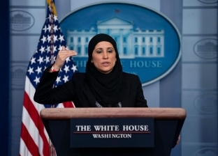 محجبة في البيت الأبيض.. من هي سميرة فاضلي التي فاجأت الأمريكيين؟