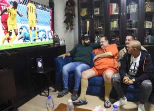 خالد الصاوي يشاهد افتتاح كأس العالم داخل منزله مع صناع «أعمل إيه» (صور)