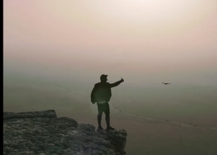 مشاهد نادرة لـ«بلوجر سعودي» من أعلى جبل فهرين.. كأنها «حافة العالم» 