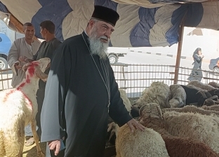 وكيل مطرانية الكاثوليك بالبحر الأحمر يشتري خروف العيد لتوزيعه على المواطنين