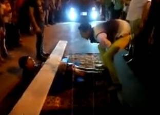 بالفيديو| "تايسون المصري" يجر السيارات بشعره ويبتلع السيوف: نفسي أمثل