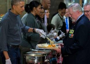 للمرة الأخيرة.. أوباما وزوجته يقدمان الطعام في عيد الشكر