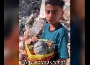طفل فلسطيني يبحث باكيا عن ألعابه وسط حطام منزله:«ده اللي لاقيته..كويس»