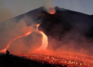 "كراكاتوا الصغير".. بركان يدمر إندونيسيا