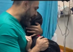 مأساة طبيب فلسطيني.. ذهب لإسعاف المصابين فتفاجأ بابنه بين الشهداء (فيديو)