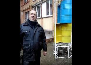 بالفيديو| رجل يستخدم "براميل فارغة" لتوليد الكهرباء