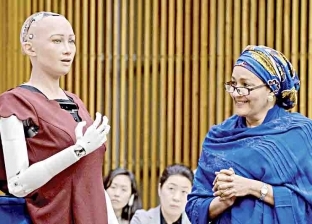 "صوفيا" و"أطلس".. روبوتات حول العالم تؤدي وظائف بشرية