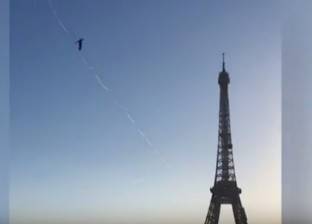 بالفيديو| "متهور" يسير أعلى حبل معلق ببرج إيفل