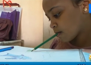 "بسملة" طفلة أسوانية بلا يدين تبدع في الرسم بفمها