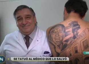 بالفيديو| أرجنتيني يكرم طبيبه بوشم على ظهره: عالجه من سرطان القولون