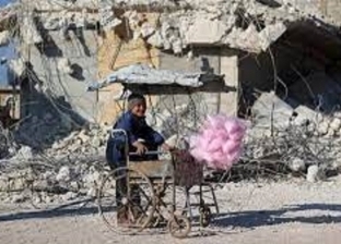صورة تجسد براءة الأطفال رغم زلزال سوريا.. ابتسامة البائع الصغير تلفت الانتباه