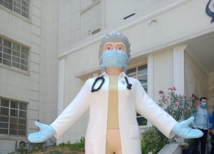 نحات يصنع تمثال للأطقم الطبية في دار الشفاء بالفوم: نفسي أعمله من زمان