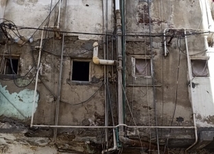 سكان عقار في الإسكندرية يستغيثون من كارثة: البيت بيقع علينا «فيديو»