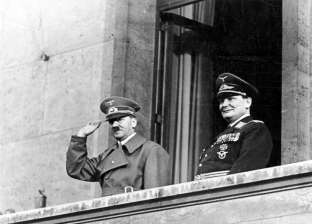 بالصور| قصة صاحب المسدس الذهبي "صديق هتلر"