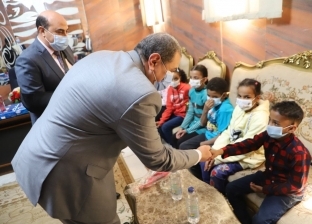 وزير القوى العاملة يوزع «فوانيس رمضان» على الأطفال الأيتام بأسوان
