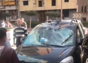 سقوط لوحة إعلانية على سيارة بسبب شدة الرياح في كفر الزيات بالغربية