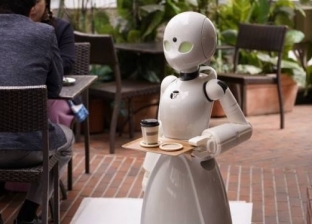 بالصور| "روبوتات" تقدم لك المشروبات في مقهى باليابان