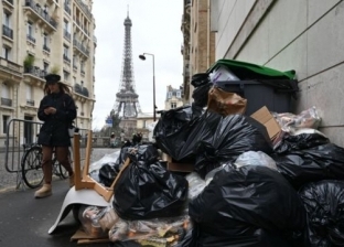 عاصمة العطور الفرنسية تغرق في روائح القمامة الكريهة بسبب الإضرابات