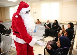 صور.. "بابا نويل" يوزع البهجة والهدايا على مرضى "أورمان الأقصر"