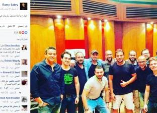رامى صبري ينشر صورة فريق عمل ألبومه الجديد