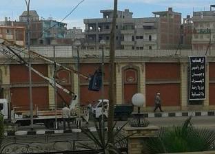 لافتات سوداء في "المنزلة" حزنا على شهداء "هجوم مسجد الروضة"