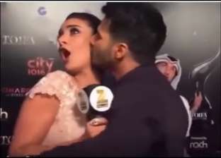 بالفيديو| ممثل هندي يفاجئ مذيعة مصرية بقبلة على الهواء