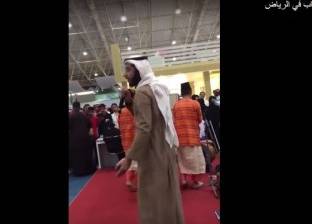 بالفيديو| عضو بـ"هيئة الأمر بالمعروف السعودية" يهاجم فرقة ماليزية بمعرض الكتاب