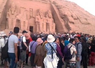 صور.. 4500 زائر أجنبي ومصري يشاهدون تعامد الشمس على رمسيس الثاني