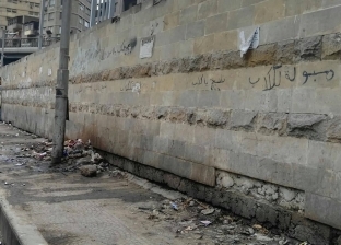 صور| آخرها الشتم.. عبارات على الحوائط لمنع الناس من التبول في الشارع