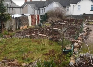 بريطاني يتعرض لغرامة 60 ألف دولار بسبب تجميل أرض أمام منزله: ترك نفايات كثيرة