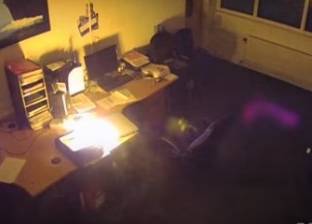 بالفيديو| لحظة انفجار "لاب توب" في مكتب.. تعرف على السبب