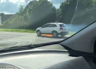 بالفيديو| سيدة تقود سيارة مشتعلة على الطريق