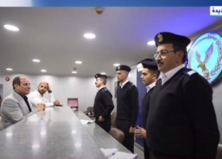 الرئيس السيسي يتناول وجبة الإفطار مع ضباط وأفراد قسم شرطة مدينة نصر