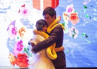 بالصور والفيديو| بدلا من خاتم الزفاف.. عروسان صينيان يتبادلان الثعابين