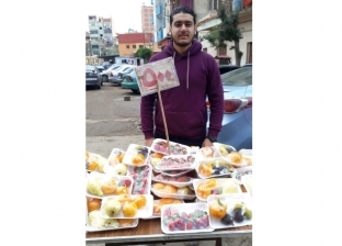 طالب جامعي يبيع أطباق فاكهة بـ5 جنيهات في بنها: تجارة مع الله